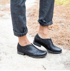 Earth Shoes in black leather slip-on oxford style